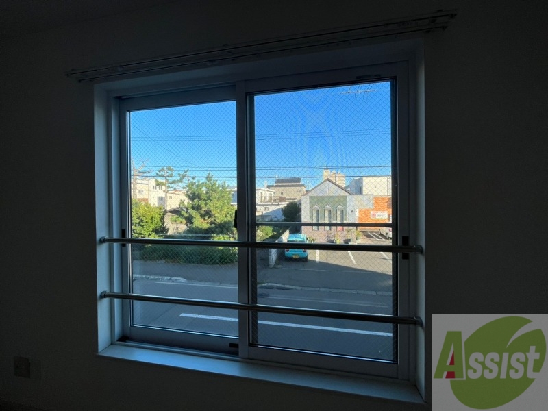 バルコニー　窓が沢山あると日がたっぷり入って気持ち良いですよね！