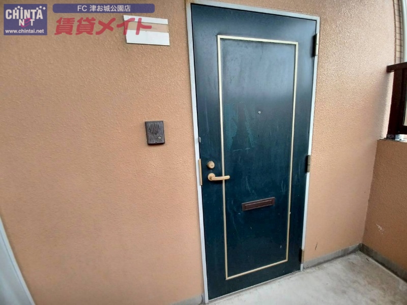 玄関　同じ物件、別部屋の写真です