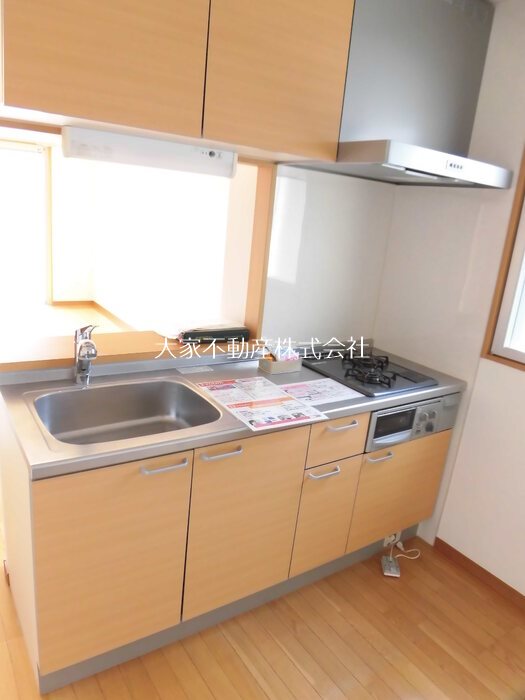 キッチン　※　別部屋写真の為イメージ。現況優先。左右反転タイプです。