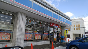 コンビニ　ローソン札幌八軒7条店（コンビニ）まで302m