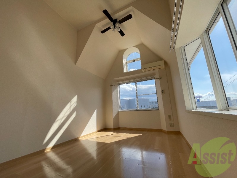 居室・リビング　６帖の洋室です。広々として、きれいですね。