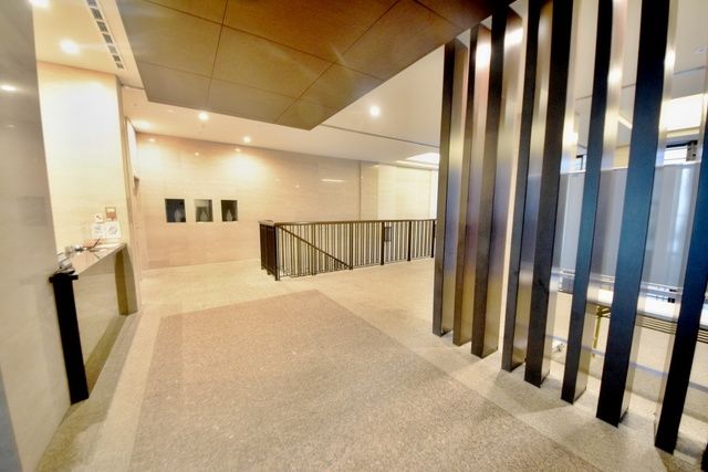 エントランス　お問い合わせはタウンハウジングまで