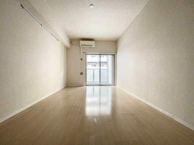 居室・リビング　「清潔感のあるフローリングのお部屋です」