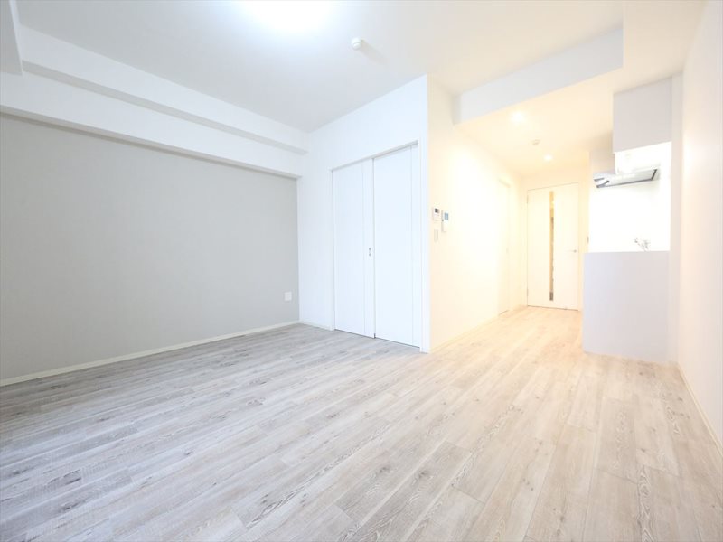 居室・リビング　LDK12.8帖　洋室4.4帖と繋げても仕切っても使えます