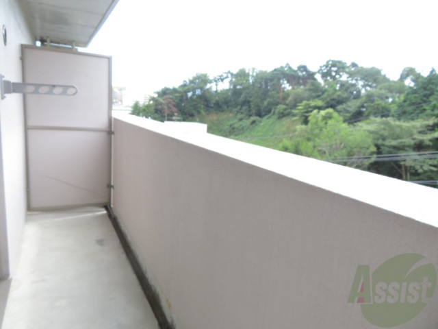 バルコニー　バルコニーです。天気のいい日はお洗濯物が干せますね。