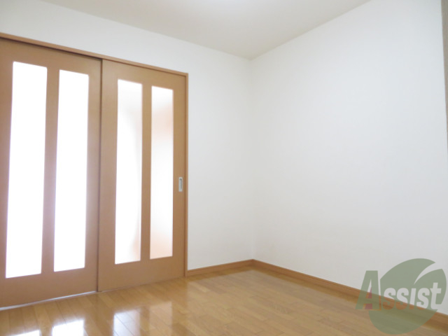 居室・リビング　壁が白いのでお部屋に圧迫感を感じにくいですよね。