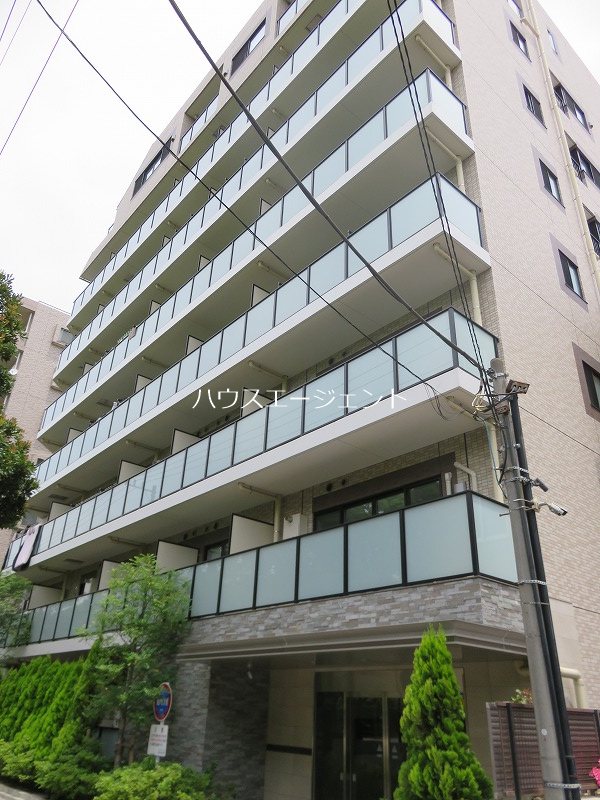 建物外観　鉄筋コンクリート造8階建てのマンションです。