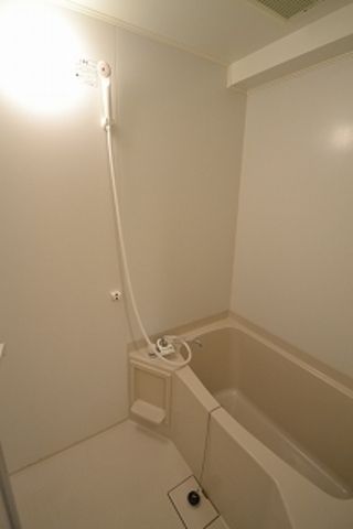 バス・シャワールーム　内装は白系でシンプルなバスルームです♪