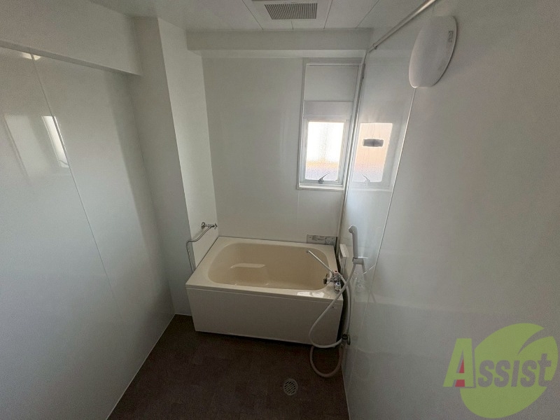 バス・シャワールーム　浴槽が広いので日々の疲れも癒されますね。