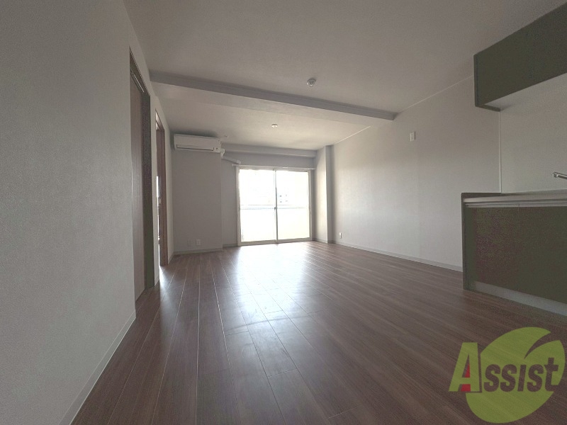 居室・リビング　１０．７帖のリビングです。お部屋を広く使えます。