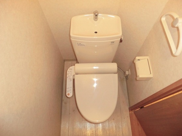 トイレ　温水洗浄便座付きのトイレです♪