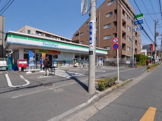 コンビニ　ファミリーマート　桜川三丁目店（コンビニ）まで309m