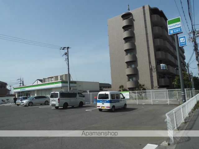 コンビニ　ファミリーマート（コンビニ）まで814m