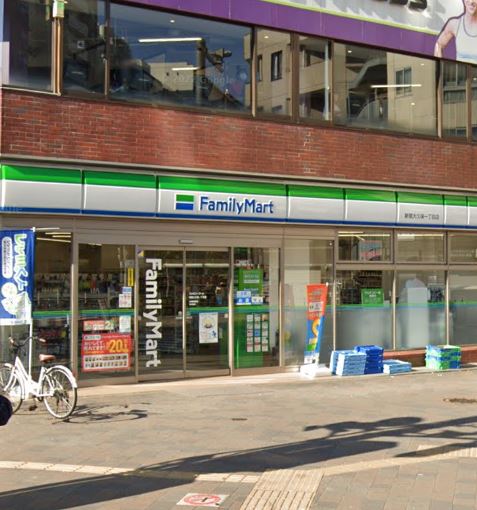 コンビニ　ファミリーマート 新宿大久保一丁目店（コンビニ）まで214m