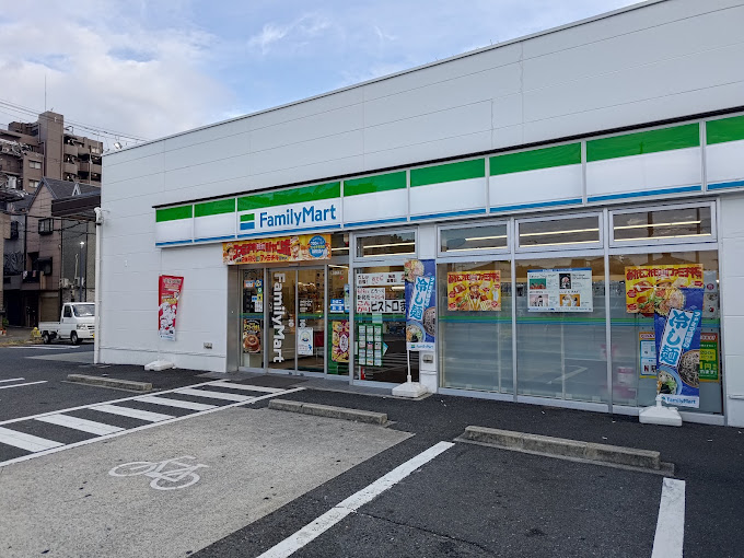 コンビニ　ファミリーマート 巽中三丁目店（コンビニ）まで728m