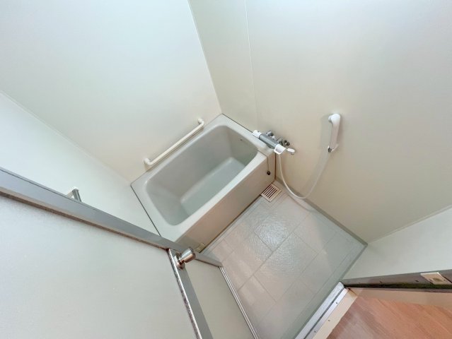 バス・シャワールーム　広めのお風呂は一日の疲れを癒してくれます。