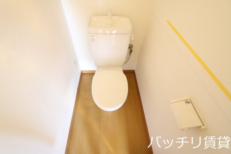 トイレ　画像は別号室タイプの為、現状を優先致します。