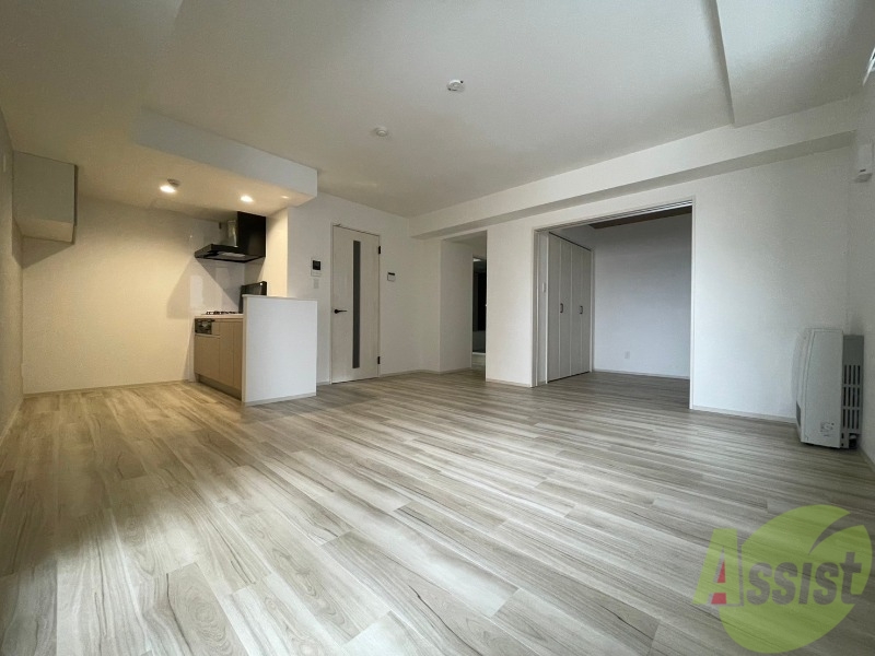 居室・リビング　木目のフローリングは落ち着きのある印象のお部屋になりますね。