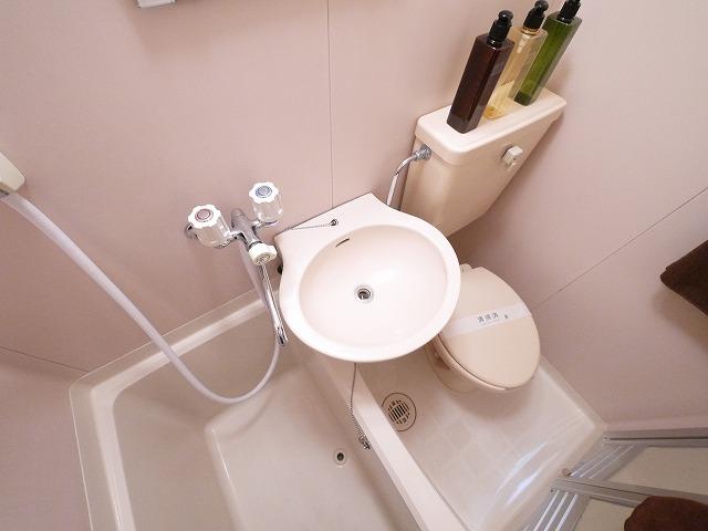 洗面設備　お掃除もし易いユニットバスタイプ。