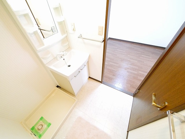 洗面設備　コンパクトで使いやすい洗面所です