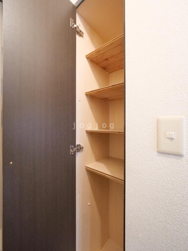 収納　玄関には高さのある下駄箱を完備しています。