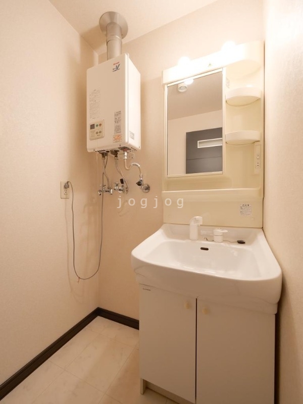 洗面設備　便利なシャンプードレッサーを完備したお部屋です。