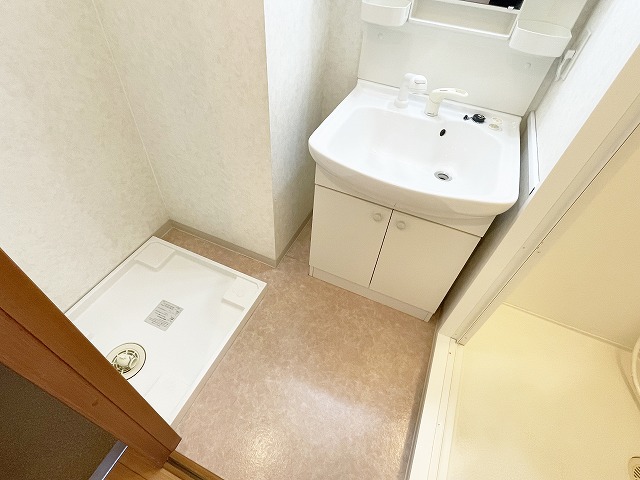 洗面設備　独立洗面化粧台が付いています