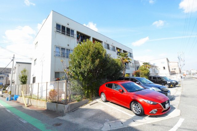 建物外観　敷地内に駐車場があります♪