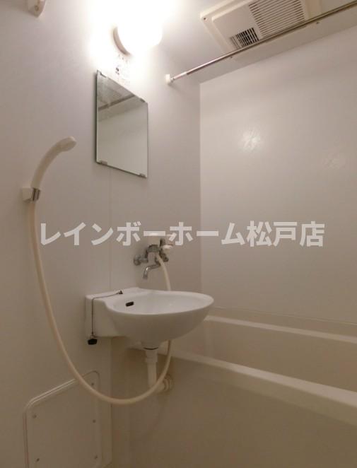 バス・シャワールーム　コンパクトで使いやすいお風呂です
