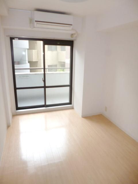 居室・リビング　★窓が大きい明るいお部屋です★