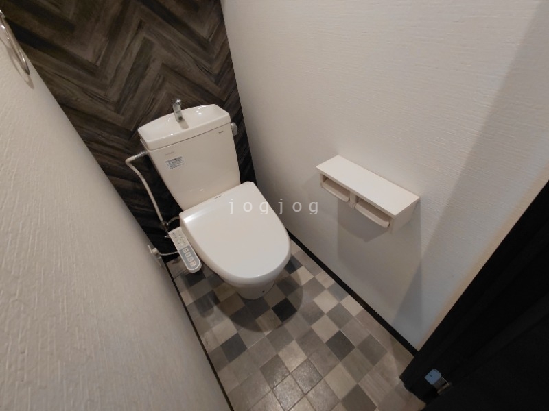 トイレ　嬉しい温水洗浄便座付きのトイレです。