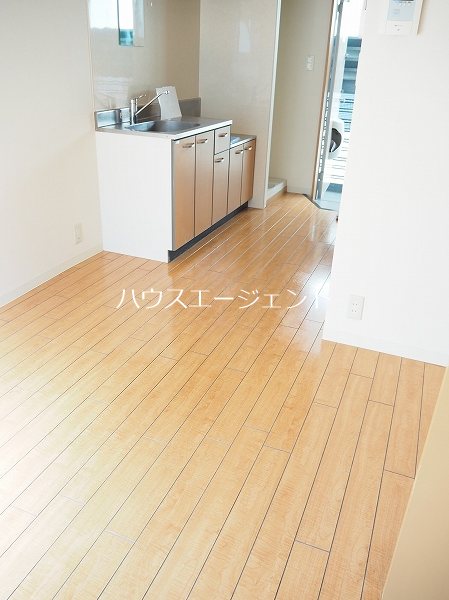 居室・リビング　洋室5帖の綺麗な空間です※参考画像