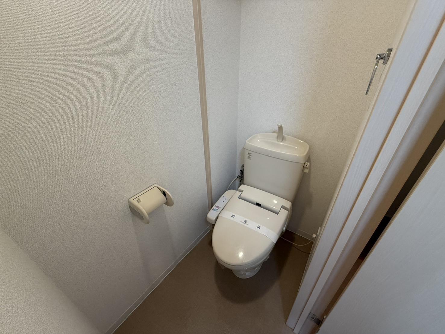 トイレ　温水洗浄便座付きのトイレです