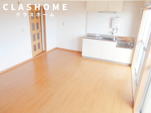 居室・リビング　同物件の別部屋になります。