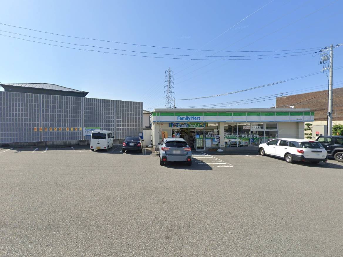 コンビニ　ファミリーマート田辺新万店（コンビニ）まで305m
