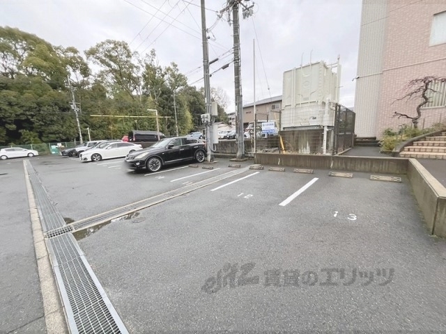 【宇治市神明のマンションの駐車場】