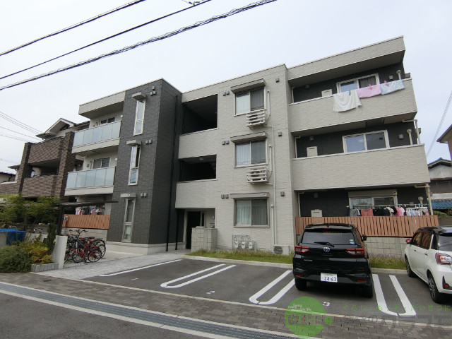 茨木市上中条のアパートの建物外観