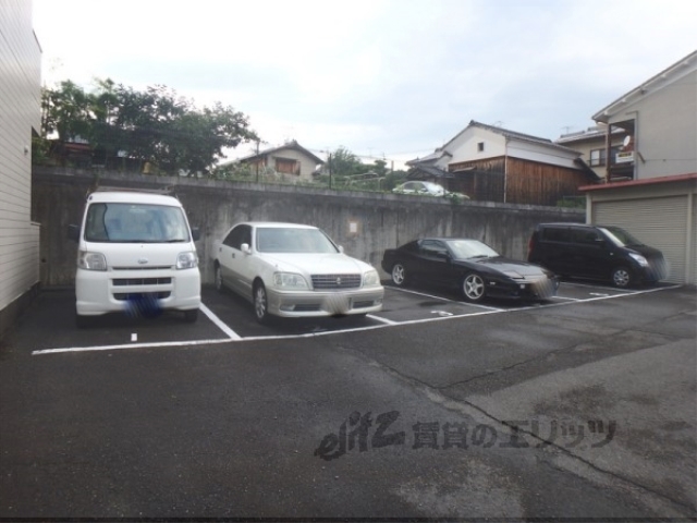 【向日市鶏冠井町のマンションの駐車場】