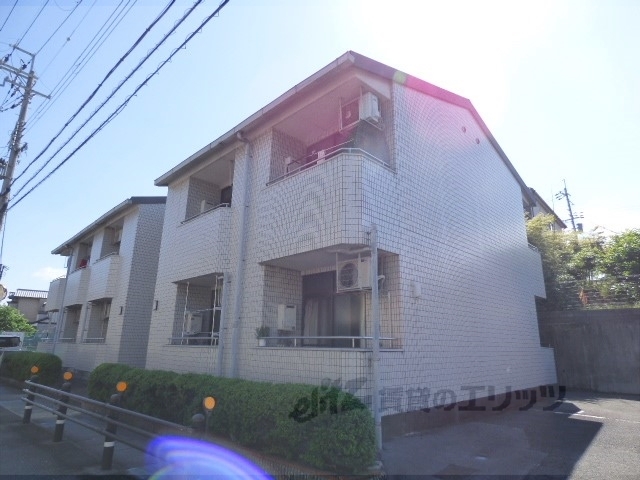 【向日市鶏冠井町のマンションの建物外観】