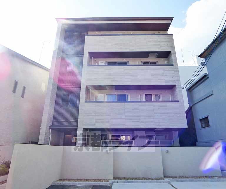 京都市右京区西院高山寺町のマンションの建物外観