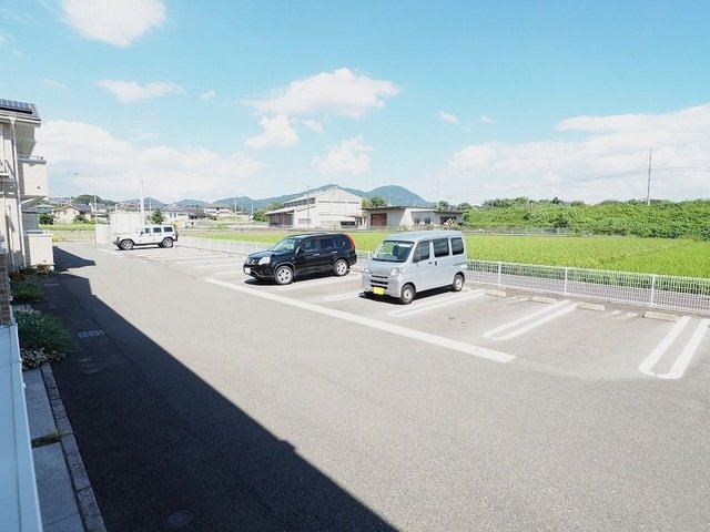 【田川市大字伊田のアパートの駐車場】