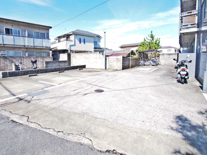 【大和郡山市柳のマンションの駐車場】