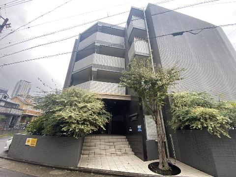 【名古屋市千種区春岡のマンションの建物外観】