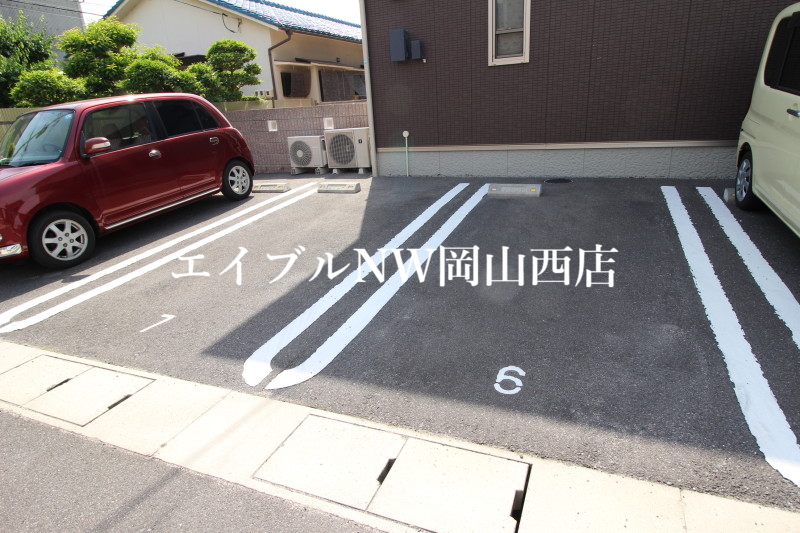 【岡山市北区十日市中町のアパートの駐車場】