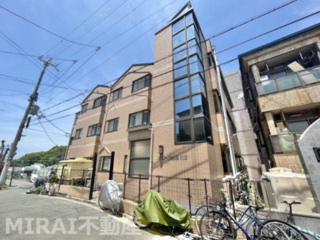 柏原市大字高井田のマンションの建物外観