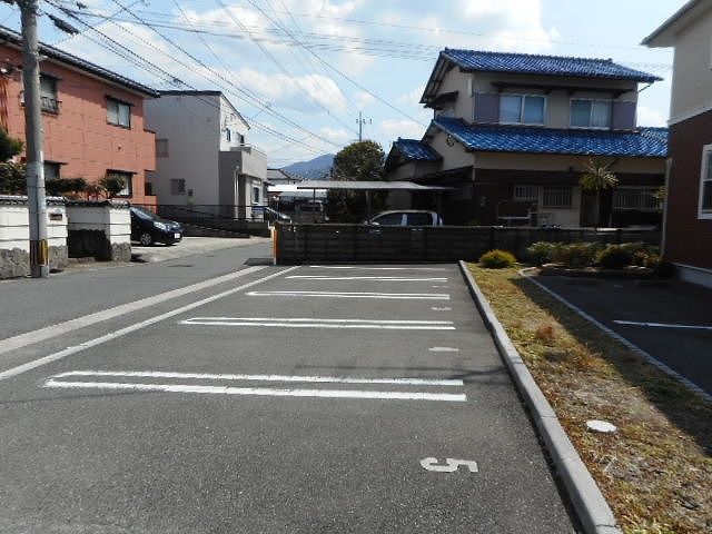 【北九州市八幡西区大平のアパートの駐車場】