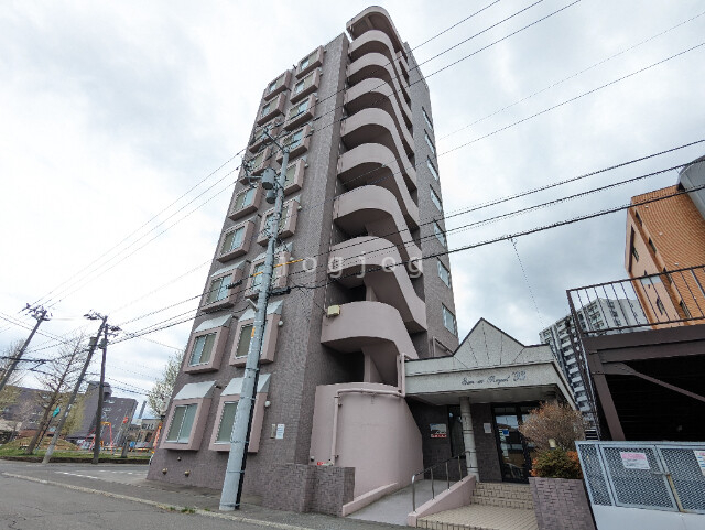 【札幌市西区西町北のマンションの建物外観】