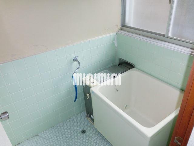 バス・シャワールーム　お風呂に窓がありますので、換気もバッチリ。