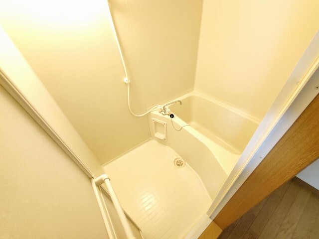 バス・シャワールーム　同物件・別部屋の写真です。