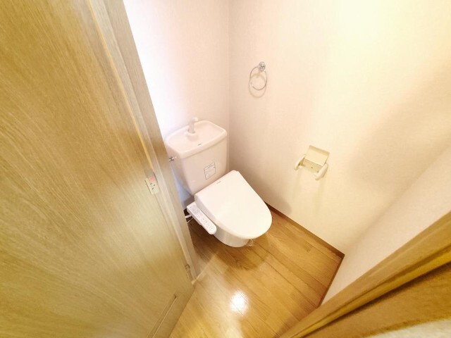 トイレ　同物件・別部屋の写真です。